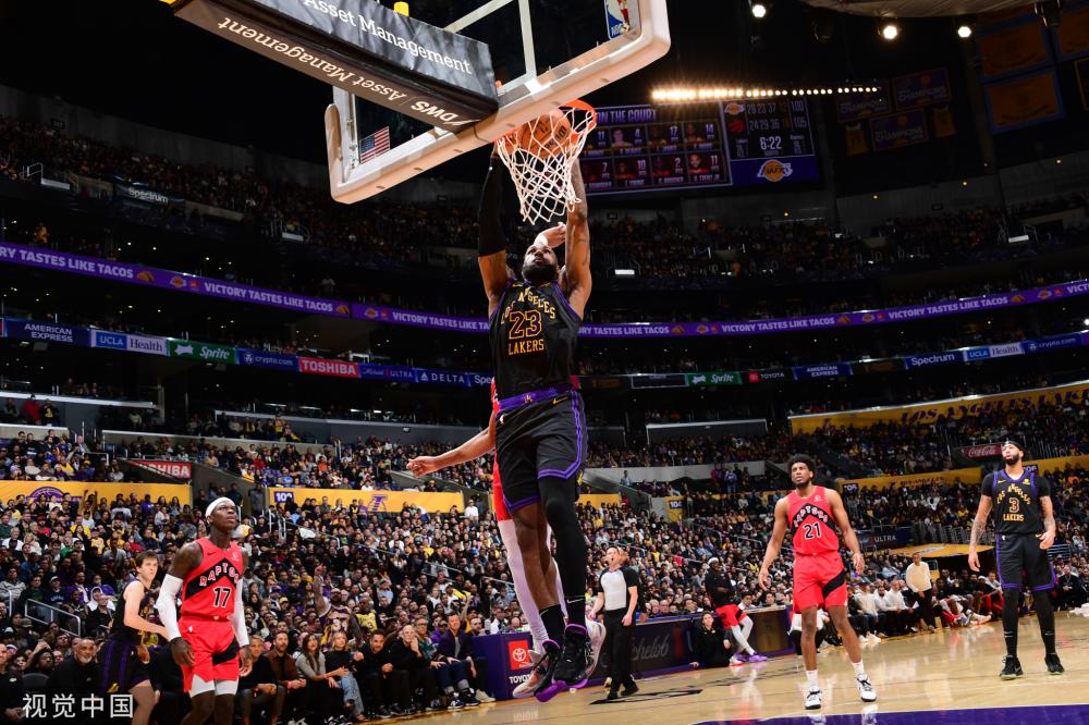 现出了与球 现出了与球